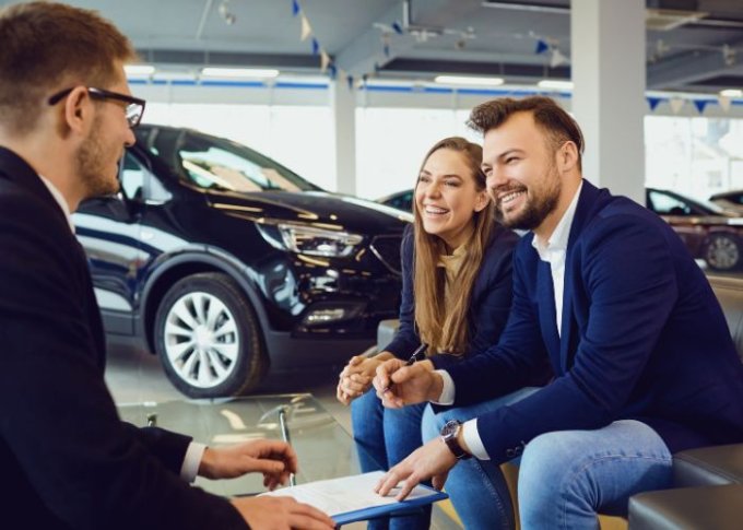 Kobieta i mężczyzna wybierają auto dla swojej firmy w leasingu samochodowym